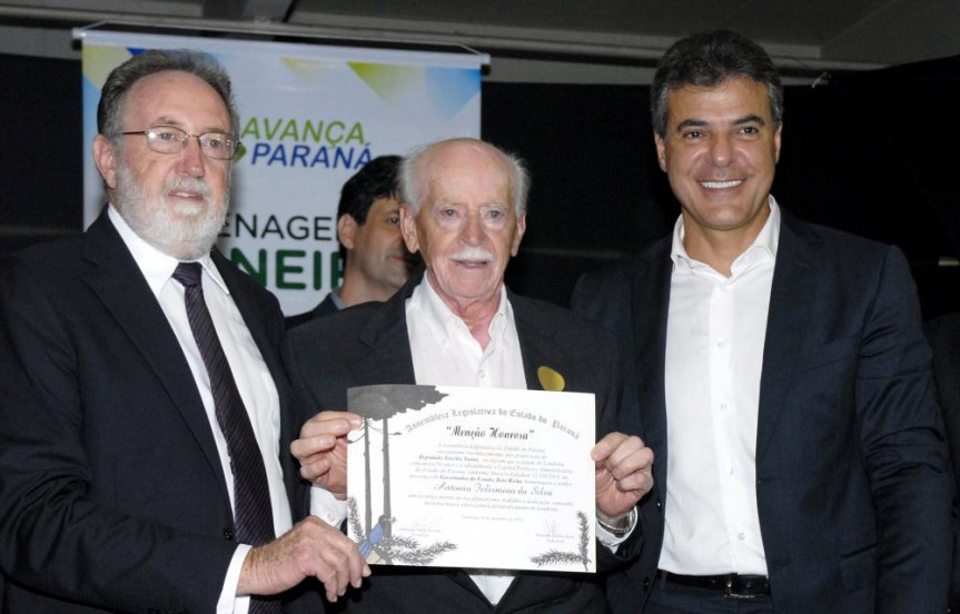 Deputado Tercílio Turini (PPS), representando o Poder Legislativo, e o governador Beto Richa (PSDB) entregam Menção Honrosa a pioneiro de Londrina.