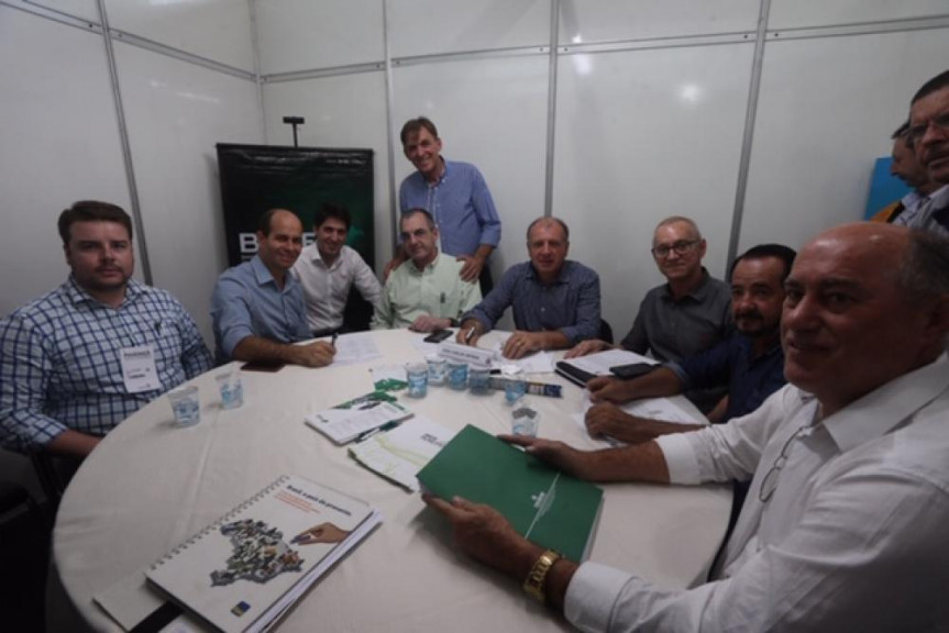 O deputado Evandro Araújo informou que a bancada maringaense apresentou um documento com 17 itens para o Governo. 