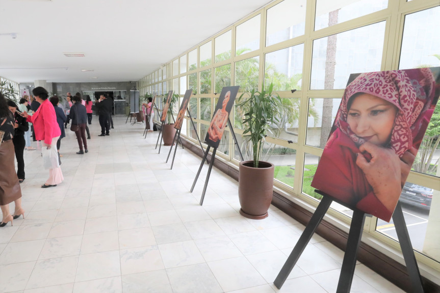 A mostra apresenta fotos de mulheres mastectomizadas para chamar a atenção para a prevenção e conscientização sobre a necessidade dos exames e do diagnóstico precoce, que pode salvar vidas se a doença for rastreada no início.