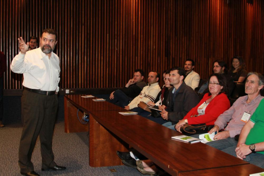 Deputado Edson Praczyk (PRB) recebeu alunos do curso de gestão da Unipública.