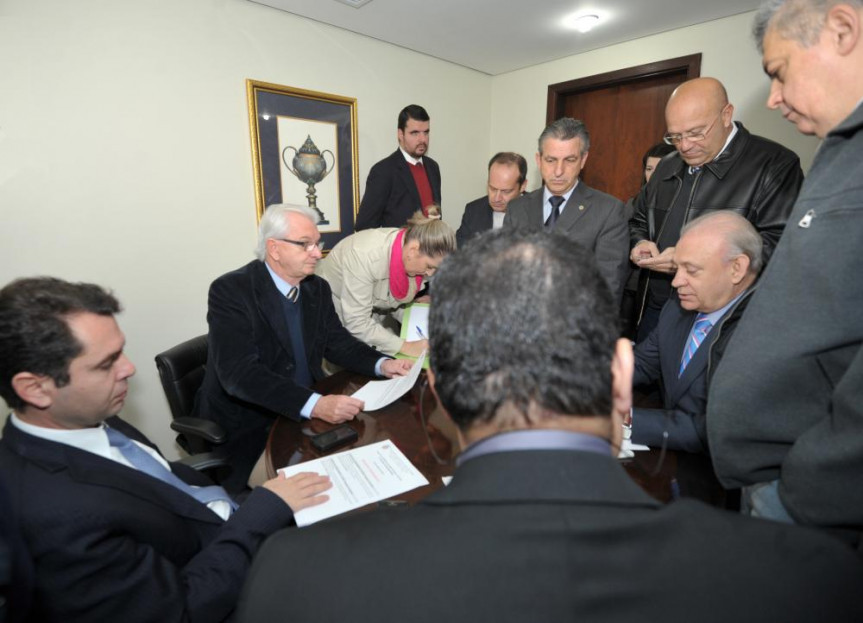 Parlamentares reunidos na CCJ extraordinária nesta quarta-feira (02).