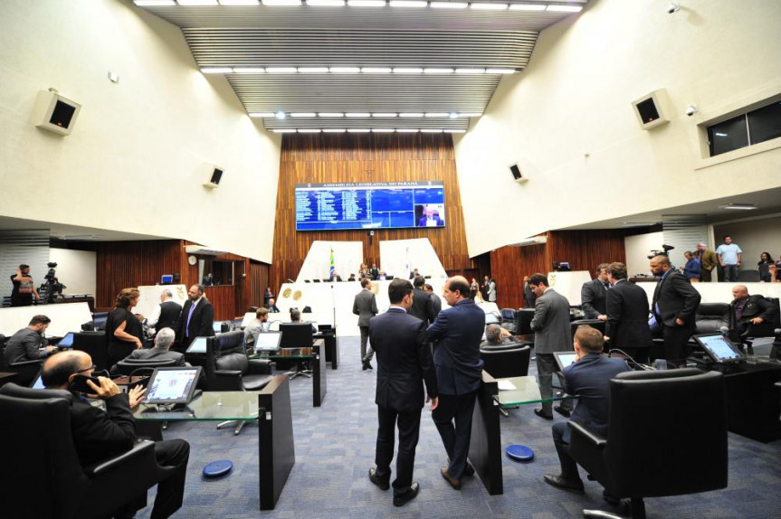 A sessão de hoje foi marcada por debates e uma série de pronunciamentos.