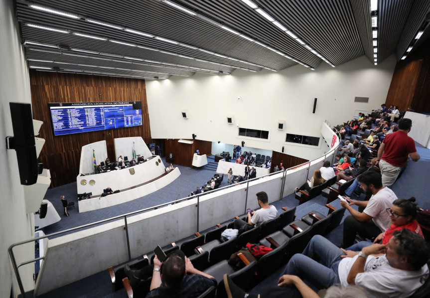 Nesta segunda-feira (11) foram realizadas duas sessões plenárias, sendo uma ordinária e outra extraordinária.