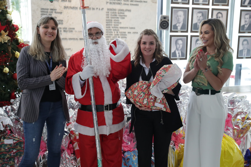 Funcionários terceirizados da Assembleia recebem doações da Campanha de Natal.