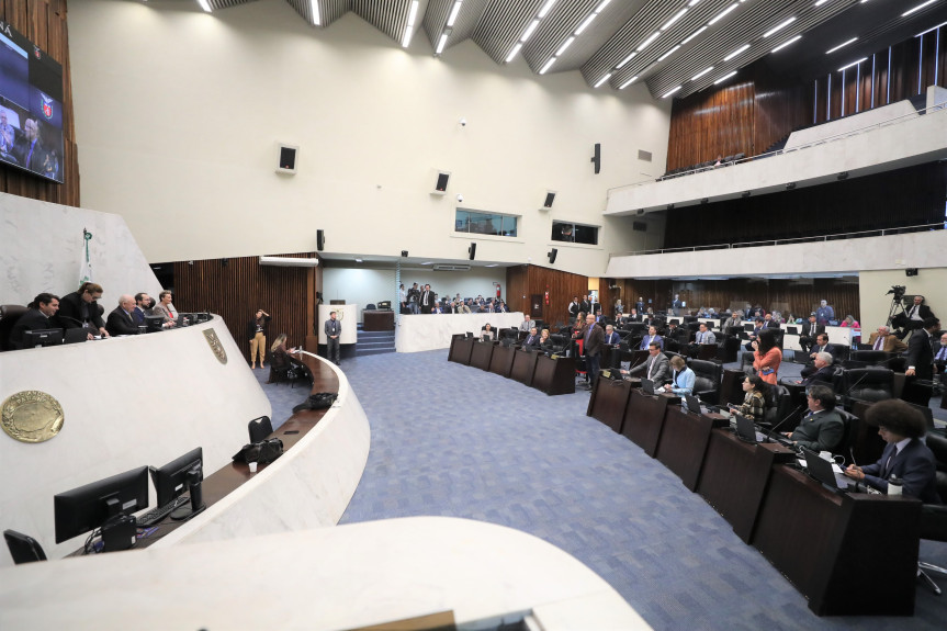 Assinada pelo presidente da Assembleia Legislativa do Paraná, deputado Ademar Traiano (PSD), pelo primeiro-secretário, deputado Alexandre Curi (PSD), e pela segunda-secretária, deputada Maria Victoria (PP), a proposição 617/2023 foi lida durante a sessão plenária desta quarta-feira (2), dando início ao trâmite legislativo.