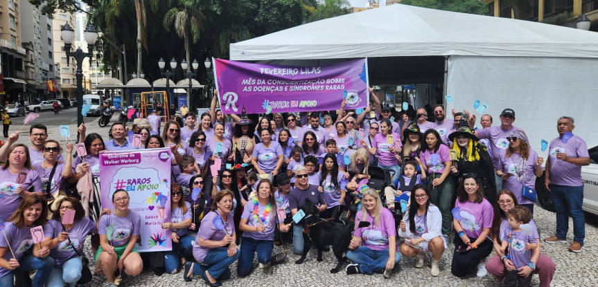 A ação reuniu pessoas com doenças raras, familiares, profissionais de saúde, representantes de diversas instituições e gestores públicos.