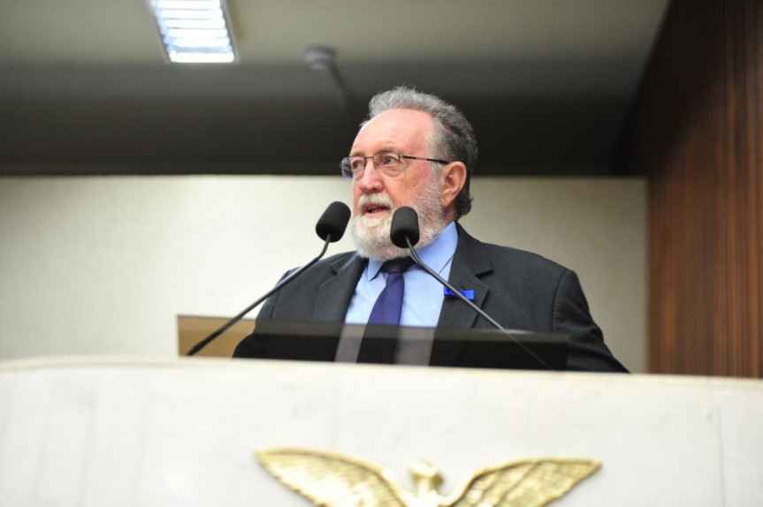 Deputado Tercílio Turini durante pronunciamento na Assembleia Legislativa do Paraná