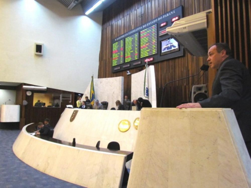 Deputado Stephanes Júnior (PMDB) na tribuna durante a sessão plenária.