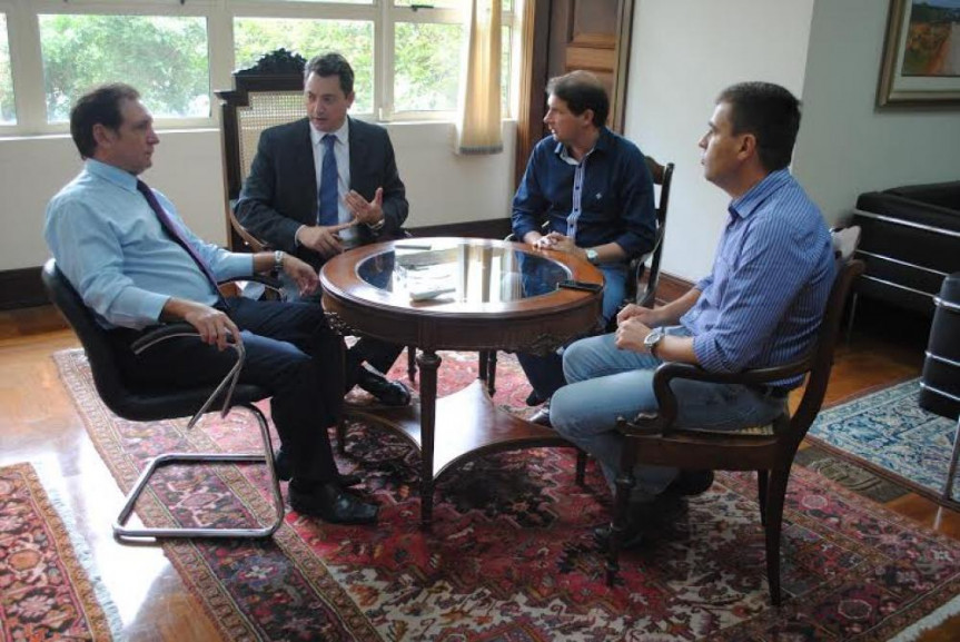 Deputado Ademir Bier e senador Sérgio Souza discutem com demais autoridades a duplicação da BR-163 entre Guaíra e Marechal Rondon.