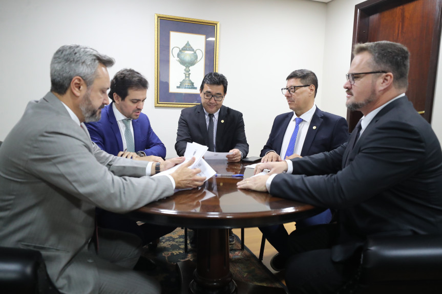 Reunião ocorreu após a sessão plenária desta terça-feira (29).