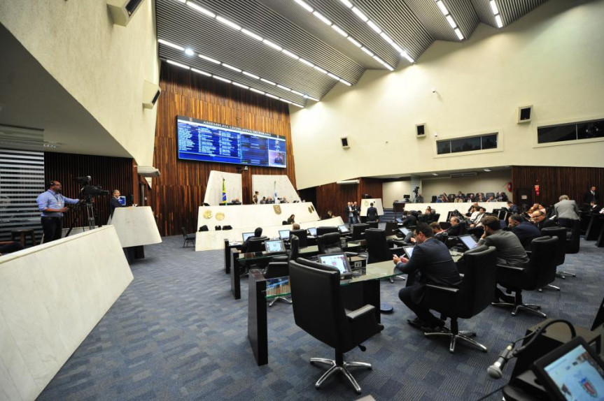 A sessão de hoje foi marcada por debates e uma série de pronunciamentos.