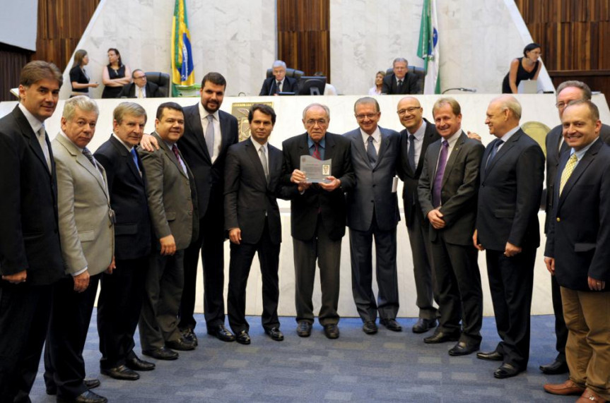 Deputado Duílio Genari (PP) recebe homenagem da Comissão de Constituição e Justiça.