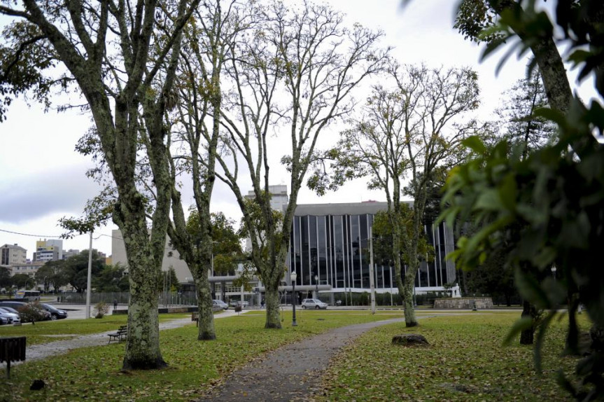 Fachada Assembleia Legislativa do Paraná.