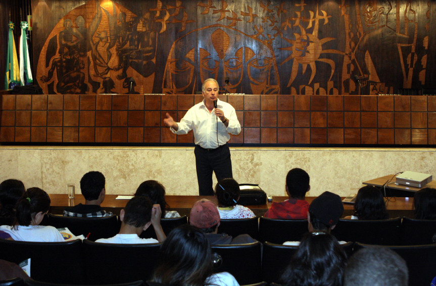 Deputado Luiz Eduardo Cheida fala sobre ecologia e meio ambiente para estudantes de Curitiba.