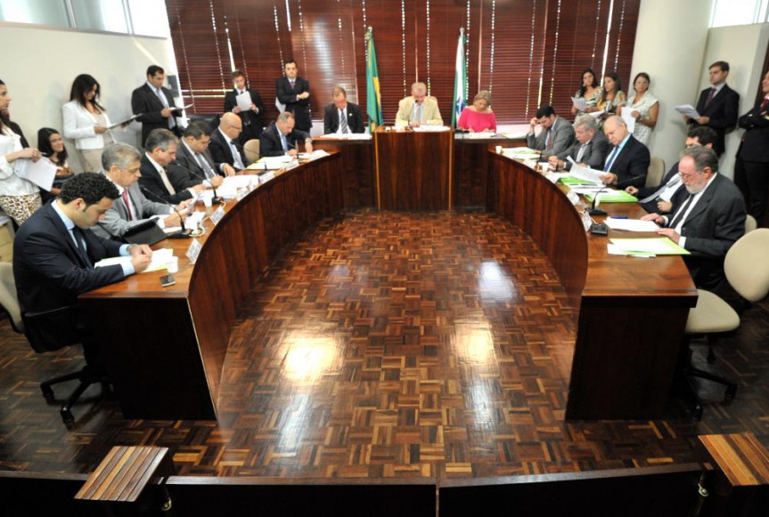 Membros da Comissão de Constituição e Justiça (CCJ) durante reunião.