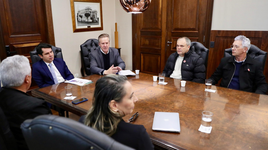 A implementação do voucher paranaense foi tema de reunião na Assembleia Legislativa, articulada pelo deputado Luis Corti com o presidente da Casa, Alexandre Curi,  representantes de grandes empresas e associações do setor de papelarias e artigos escolares.