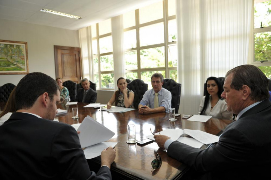 Deputado Caíto Quintana conduz a reunião da Comissão Especial que investiga entidades com títulos de utilidade pública.