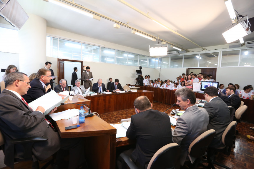 Parlamentares reunidos em votação na CCJ