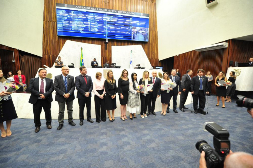 A homenagem ocorreu por iniciativa da Comissão de Defesa dos Direitos da Mulher.