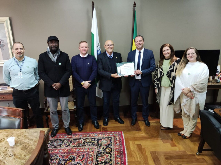 Deputado Romanelli entrega homenagem pelos 45 anos da Agência do Trabalhador de Curitiba.