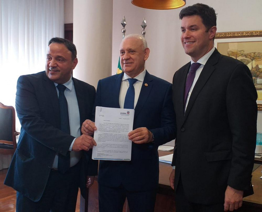 Deputado Hussein Bakri, com o presidente da Alep, Ademar Traiano, e o secretário chefe da Casa Civil, Guto Silva, durante entrega de mensagem do Poder Executivo.