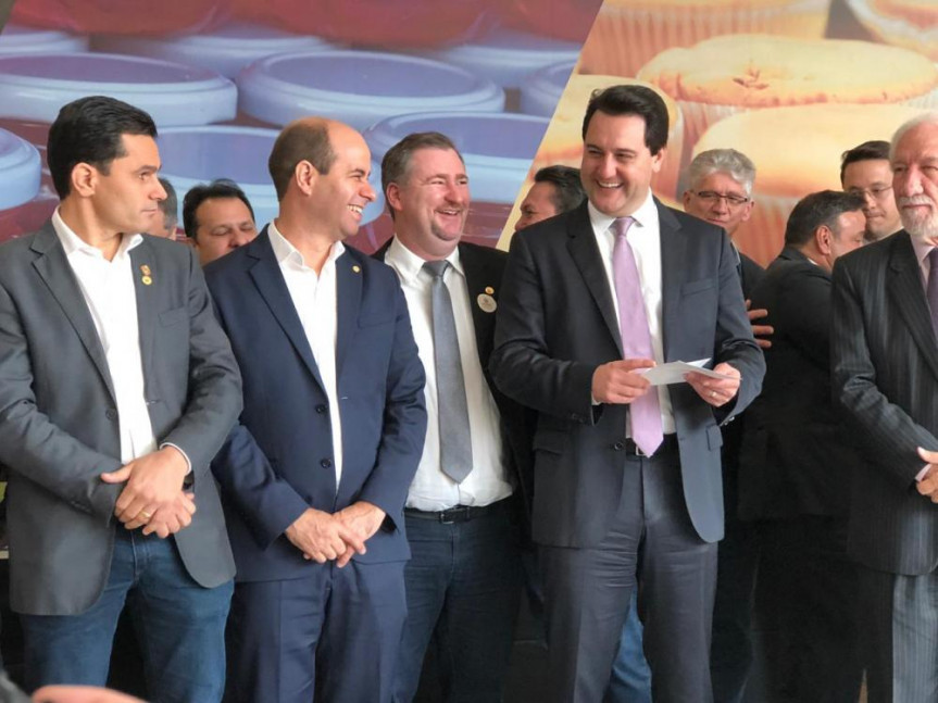 Deputado Emerson Bacil (PSL) participou do anuncio da retirada de itens do regime de substituição tributária realizado pelo governador Carlos Massa Ratinho Júnior.