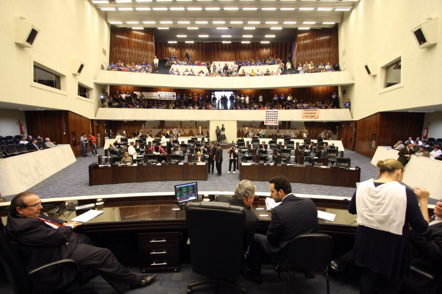 Na sessão de hoje, os deputados analisaram quatro projetos, 40 indicações e dois vetos foram adiados por 10 sessões. 