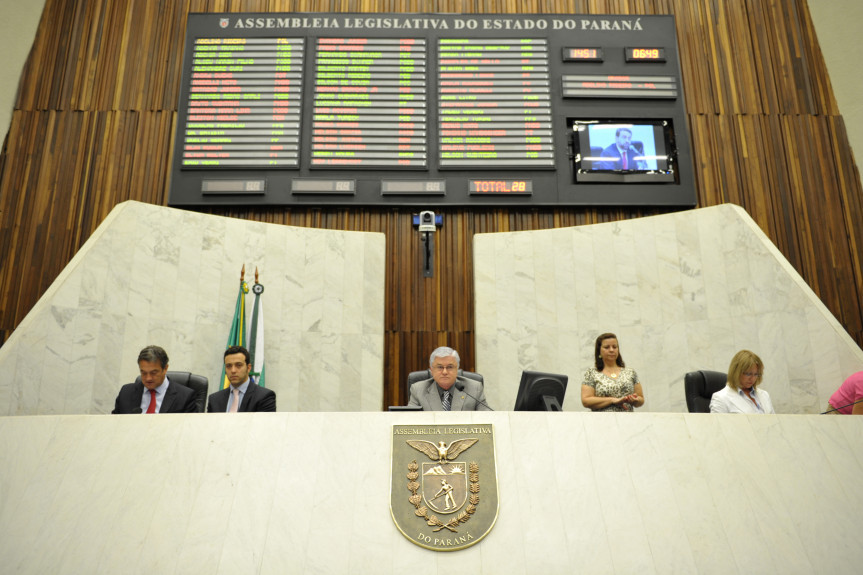 Parlamentares reunidos na sessão plenária desta terça feira (5)