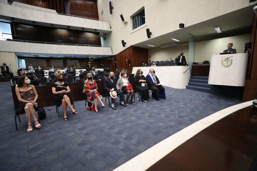 Banda de Música do Colégio Estadual do Paraná é homenageada na Assembleia.