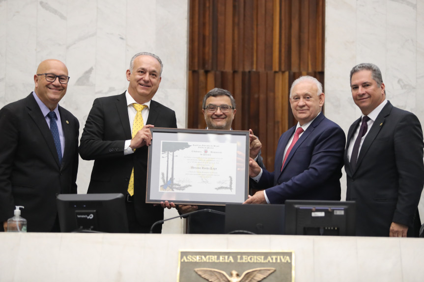 Iniciativa do deputado Michele Caputo (PSDB), a honraria foi entregue durante a sessão plenária