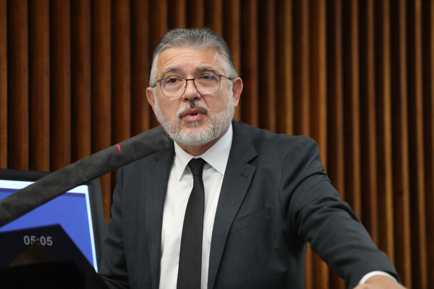 O presidente do TRE-PR, desembargador Wellington Emanuel Coimbra de Moura, falou aos deputados sobre o projeto Cidadania Plena.
