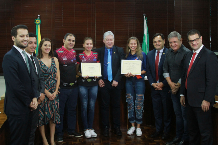 As paratletas de natação Debora e Beatriz Borges Carneiro receberam menção honrosa da Comissão de Esportes pelos resultados obtidos no Jogos Parapan-Americanos de 2019, em Lima, no Peru.