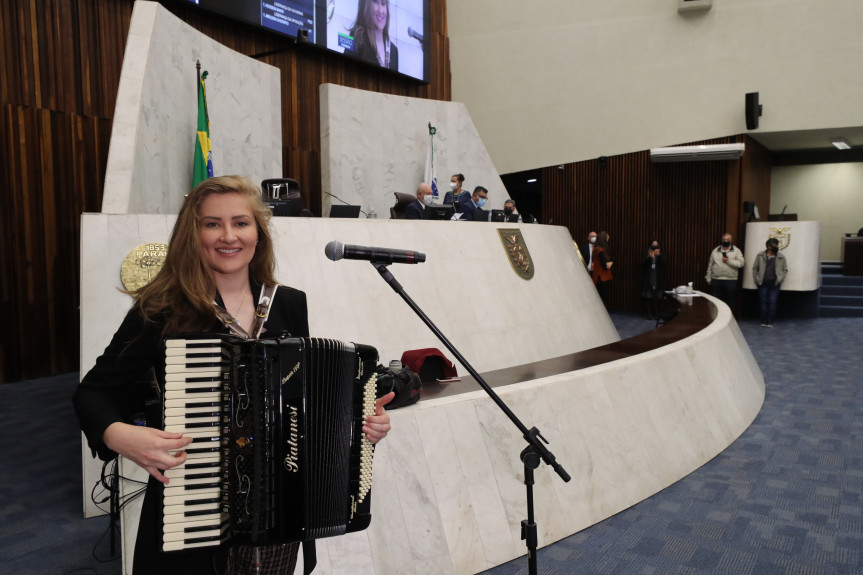 A cantora e sanfoneira Bia Socek recebe homenagem da Assembleia Legislativa do Paraná, proposta pelo deputado Plauto Miró.