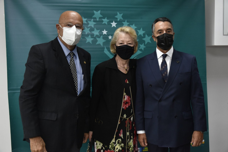 Deputado Romanelli, Dra Anita Zippin e o desembargador José Laurindo de Souza Netto.