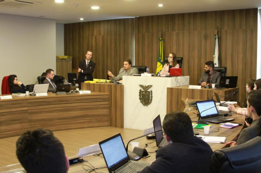 Deputado Federal, Felipe Francischini, presidente da CCJ da Câmara dos Deputados, participou de um bate papo com os estudantes do Parlamento Universitário.