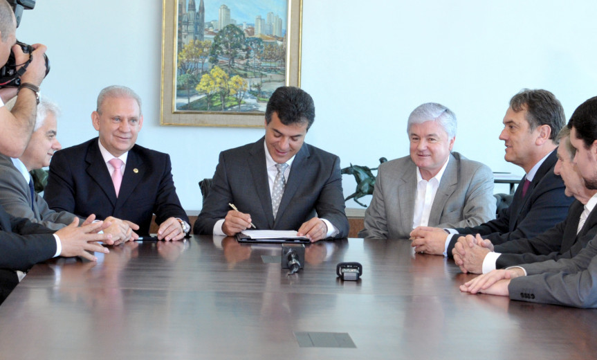 Deputados entregam ao governador o projeto que reajusta em 31,73% a tabela de vencimentos dos professores universitários do Paraná.