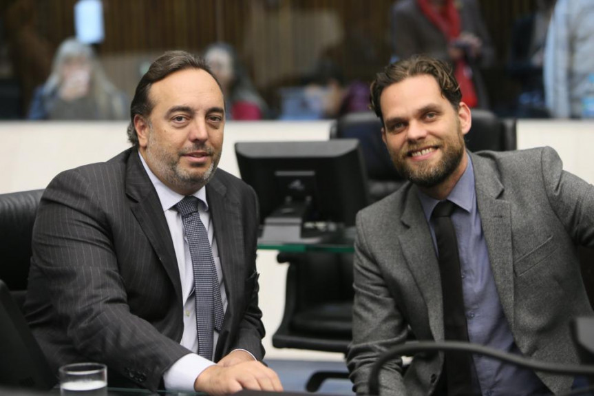 Deputado Delegado Francischini (PSL), presidente da CCJ, e o deputado Goura, presidente da Comissão de Ecologia, Meio Ambiente e Proteção aos Animais da Alep