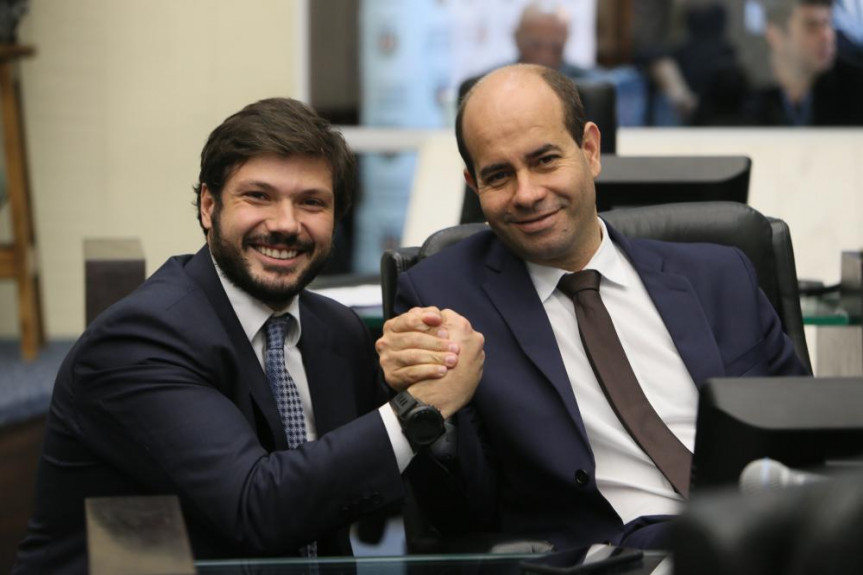 Deputados Tiago Amaral (PSB), relator da LDO, e o deputado Evandro Araújo (PSC), presidente da Comissão de Orçamento da Alep.