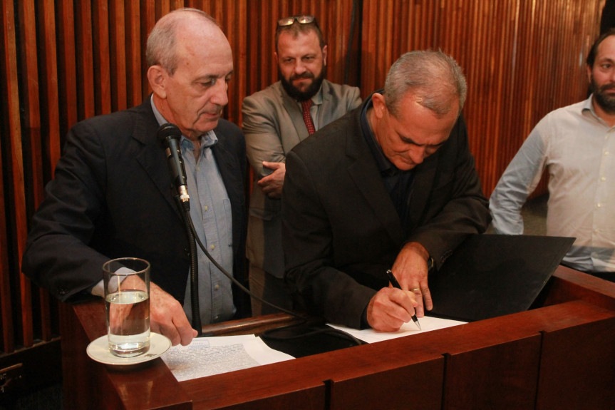 Ex-deputado Nereu Moura assina o termo de posse como presidente da Fundação Ulysses Guimarães.