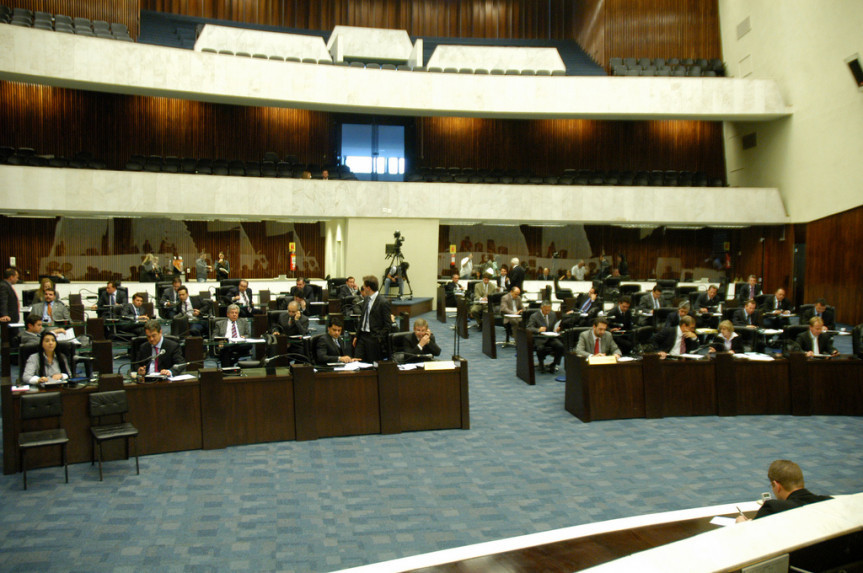 Na sessão plenária de segunda-feira (3), os deputados apreciam oito projetos de leis e 40 indicações. 