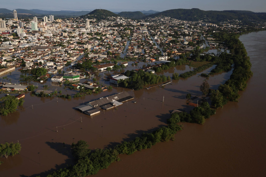 Enchente que atingiu União da Vitória deixou 9 mil pessoas desalojadas.
