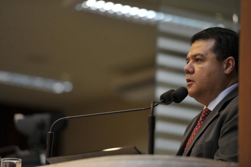 Deputado Edson Praczyk (PRB) na tribuna durante a sessão plenária desta quarta-feira (16).