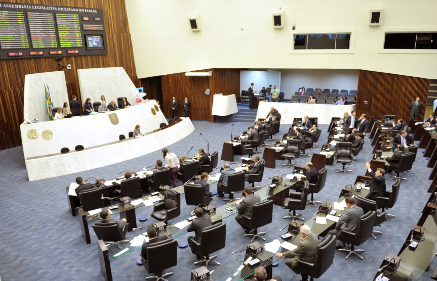 Deputados durante os trabalhos de Plenário.