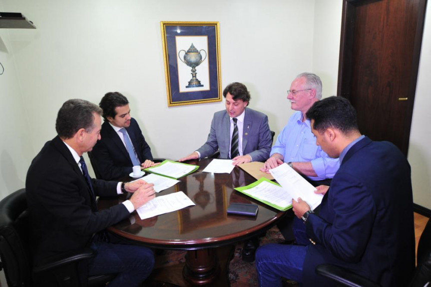 Durante a reunião os deputados receberam a visita do ex-governador Orlando Pessuti.