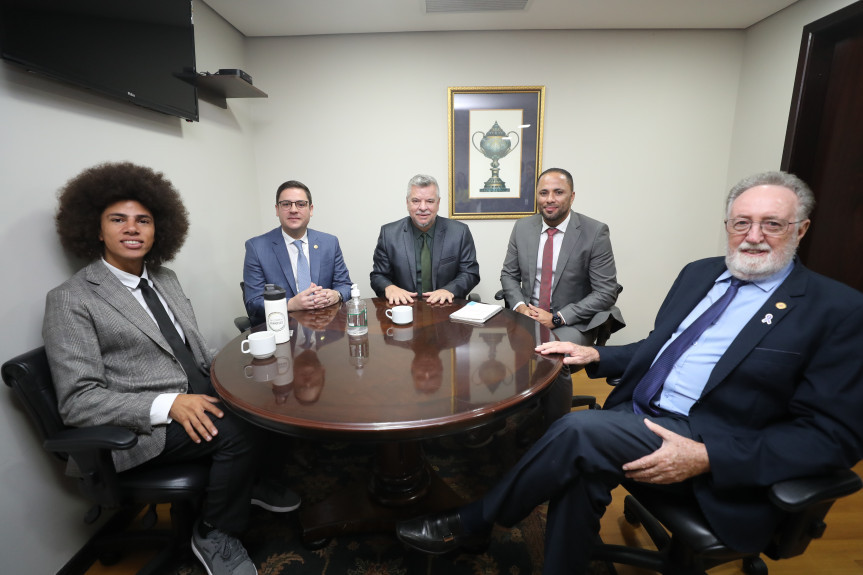 Reunião ocorreu no início da tarde desta terça-feira (4), na Sala Arnaldo Busato.