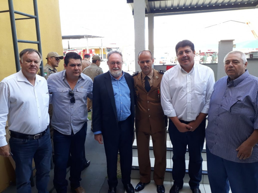 Na foto o diretor geral do Detran coronel César Kogut, vice-prefeito de Sertaneja Samuel do Prado, deputado Tercilio Turini, novo comandante Wilson Paulino, prefeito de Sertaneja Jamison Donizete e major Adalberto Pereira da Silva.