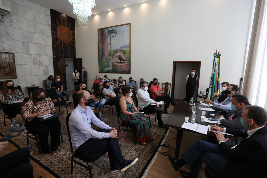 Demandas das escolas estaduais foram debatidas em reunião da Comissão de Educação com o secretário Renato Feder.