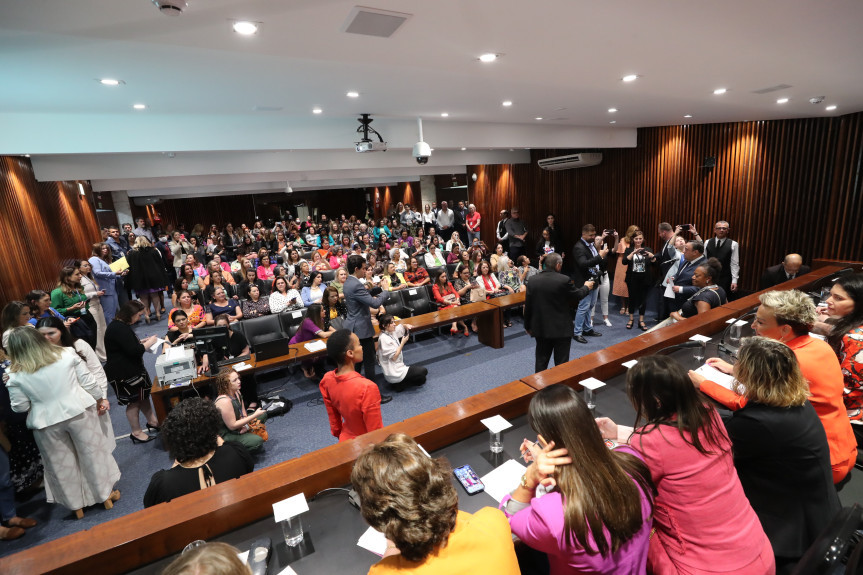 Reunião aconteceu na manhã desta terça-feira (14), no Plenarinho da Casa.