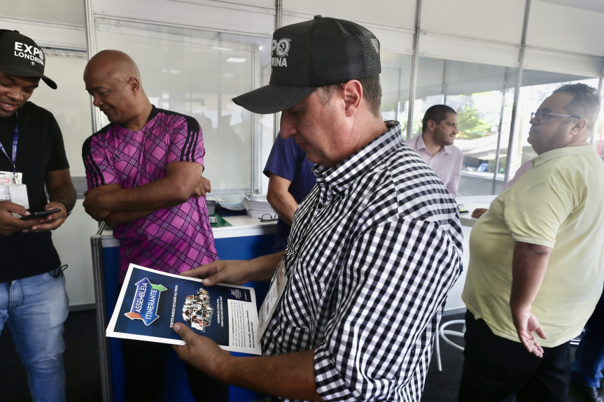 Convidados e visitantes receberam o material gráfico produzido pela Casa sobre os trabalhos do Legislativo.