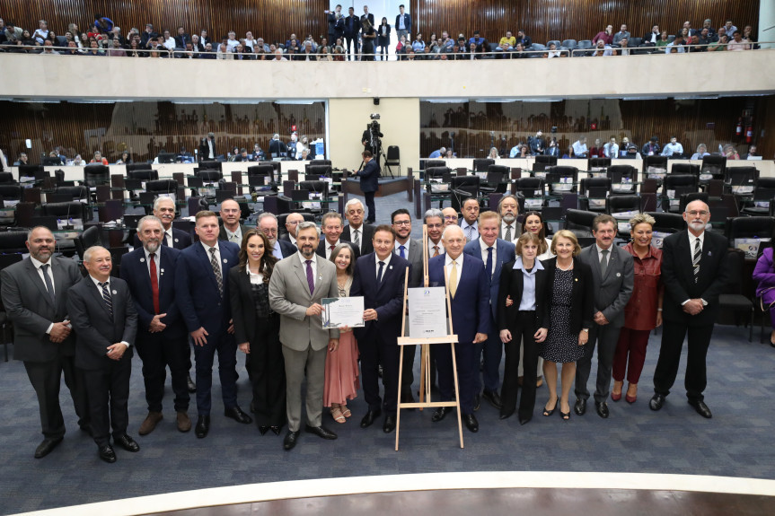 Homenagem ocorreu no inicio da sessão plenária desta segunda-feira (17).